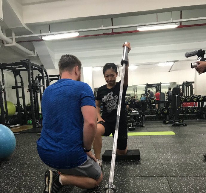 许昕展现过人柔韧性上演一字马,时刻关注马龙