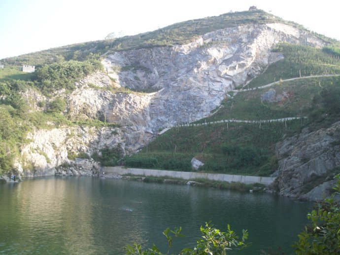 水质清澈,周围巨石危卵,池壁陡峭,砚池山山影红亭倒映水中.