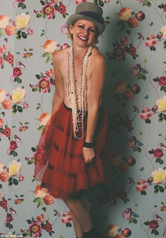 女子切除乳腺后拍“无胸”写真 微笑面对