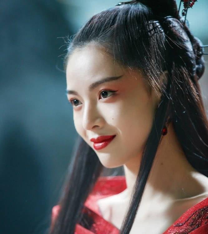 贺岁档首日疯狂的外星人票房居首,新喜剧之王