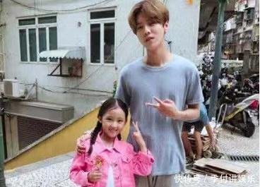 鹿晗8岁妹妹照片曝光,身穿仙女裙美出天际,粉