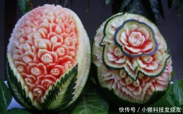 日本厨师用生鱼片秀刀功,中国厨师一道菜就让