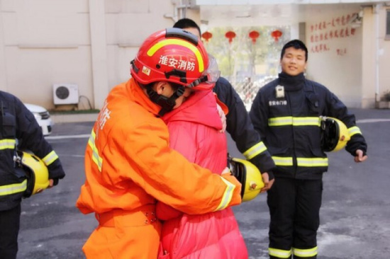 消防员情人节三楼索降求婚 徐州姑娘连称惊喜当日领证