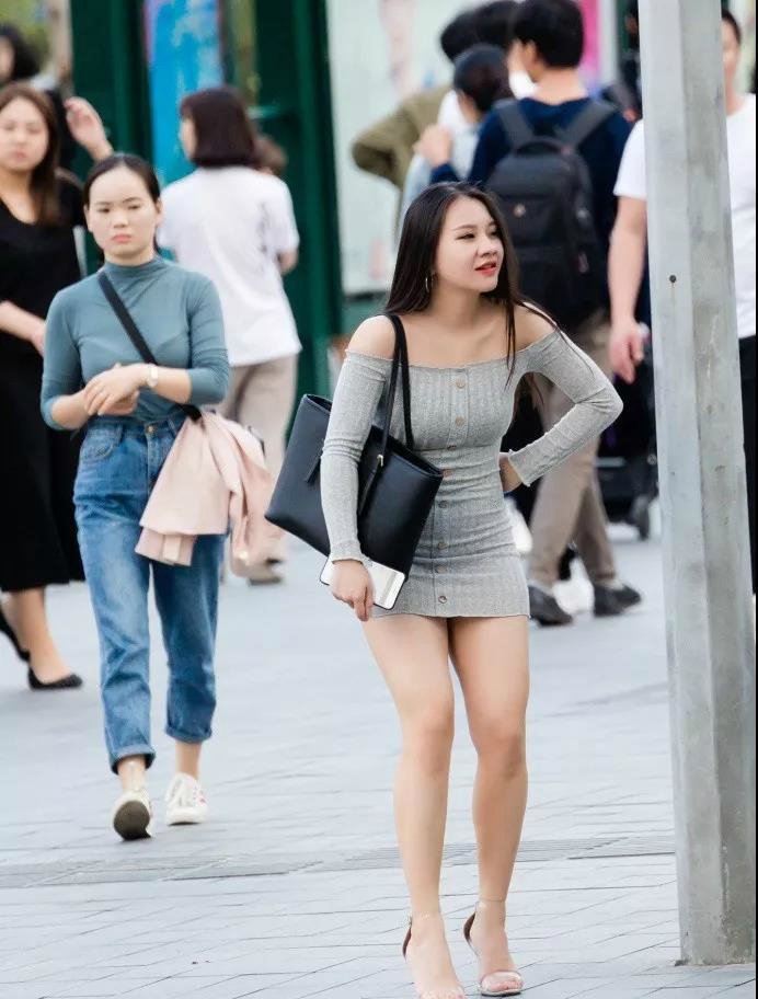 身材街拍美女丰腴的小姐姐,一字肩搭配高跟鞋英雄联盟美女v身材图片