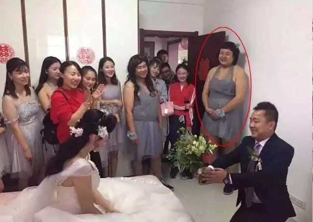 这个伴娘必须火,网友:看看谁还再敢欺负伴娘