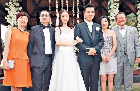 婚礼上的家庭照:刘妈妈和吴奇隆年龄差不多,杨
