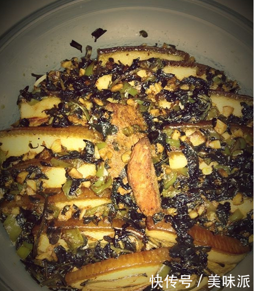 这种菜在农村多如杂草,用来吃的人却很少,在城市是餐桌上的美味