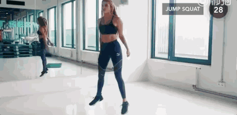 许晴49岁靠美臀线上热搜，什么样的女人敢这么狠！