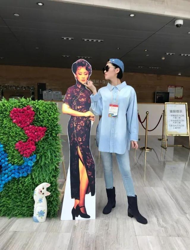 冻龄女神?49岁许晴素颜喝红酒,温柔似水,网友