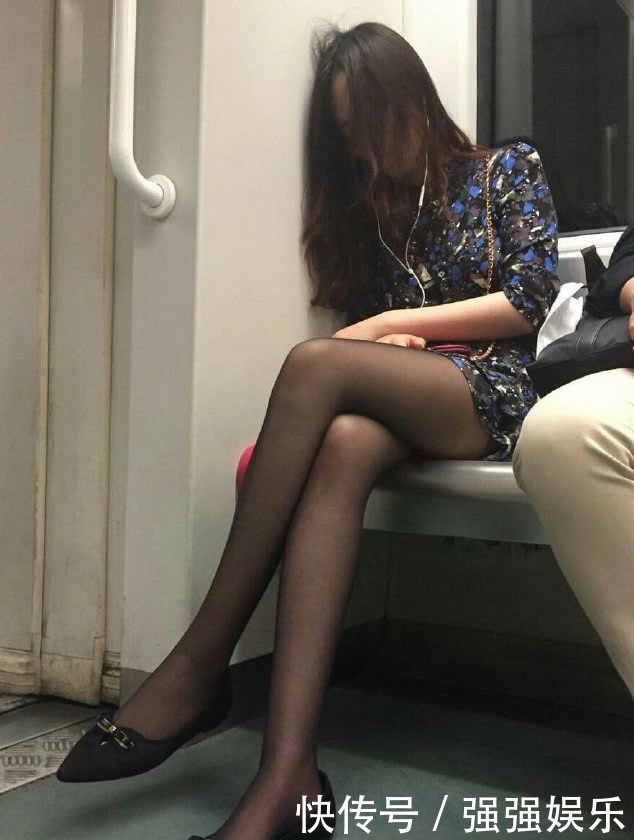 穿着黑丝袜的小姐姐，独自坐在回家的地铁上，托着疲惫的身心慢慢入睡