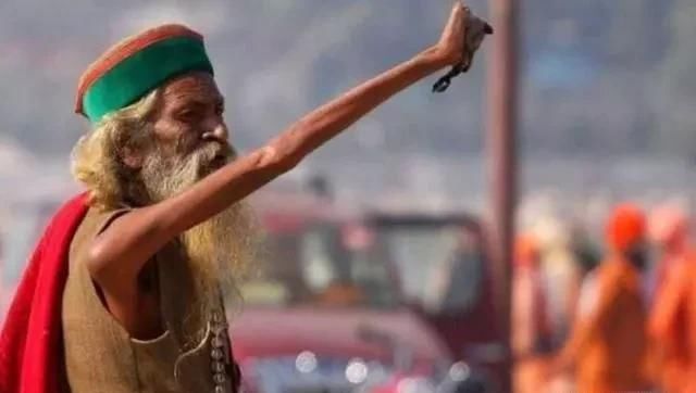 印度苦行僧高举右臂45年,手臂完全枯萎,拇指