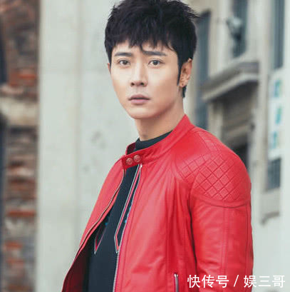 37岁张丹峰一家近照,继子越来越像他,女儿长相