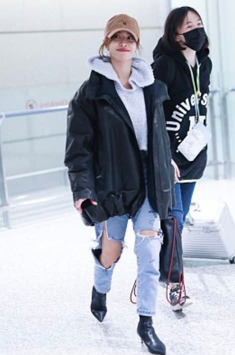 蔡依林现身机场,裤子烂到大腿根部了,一般人根