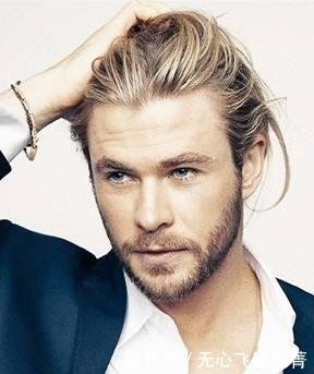 复联4发布会,190cm雷神坐小板凳,穿黑色西装