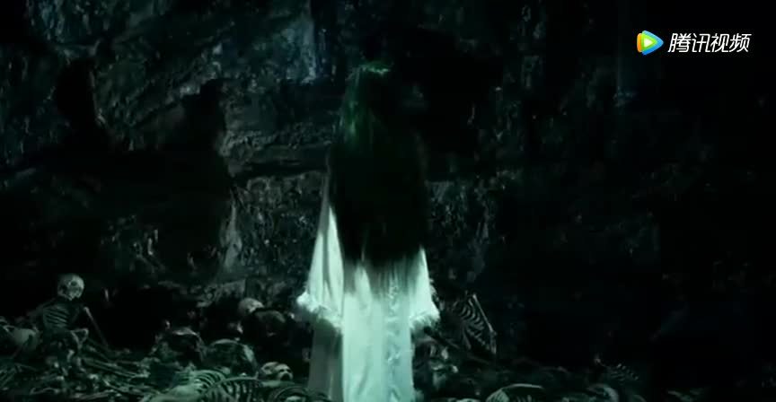 盗墓笔记:长发白衣女鬼!放出大量尸蹩!