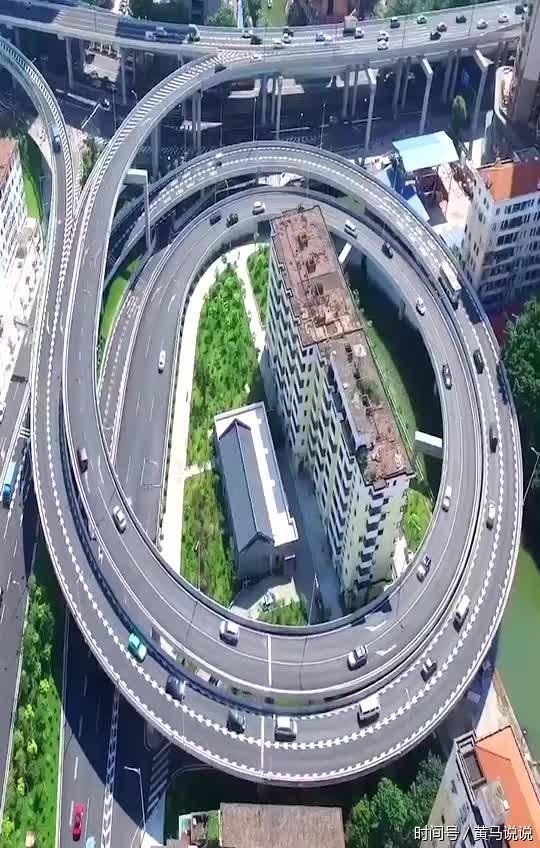 环形公路,将住房给包围了,我想问住户们,你们住的可好,现在想拆迁吗?