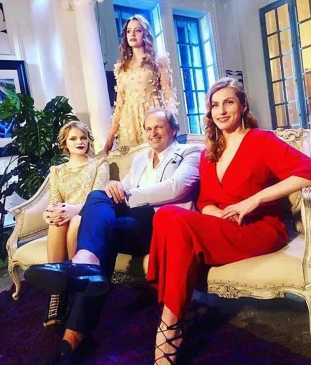 女孩的生活濒临破产,参加富豪相亲节目上演了