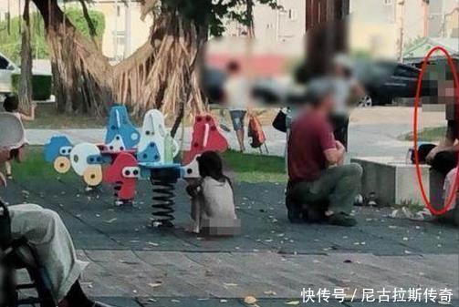 妈妈放任7岁女儿在公园赤裸玩耍无动于衷，网友怒骂：不知羞耻！