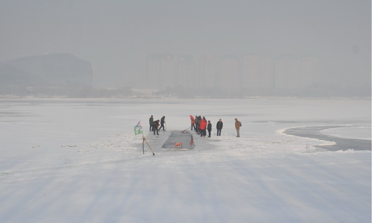 最低气温达到零下19℃,在浑河河道内,冬泳爱好者凿开冰面,冬泳健身.