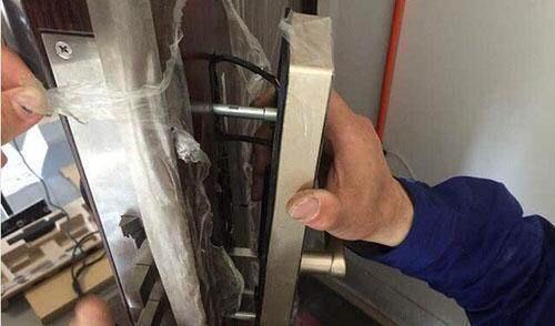 入住新房开发商留的入户门需要换掉吗?看完庆幸我家没做错