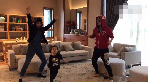 章子怡六一晒女儿同框照,醒醒与小苹果亲亲好