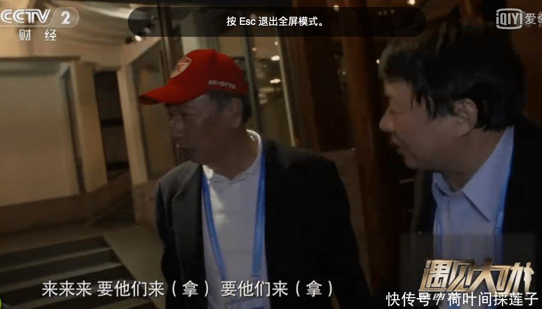 价百亿的郭台铭如何做人做事:自己拎包,帽子上