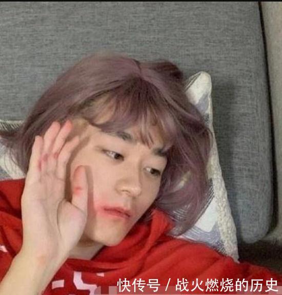 继王思聪吃热狗后,马蓉式摔倒再次走红,cos根