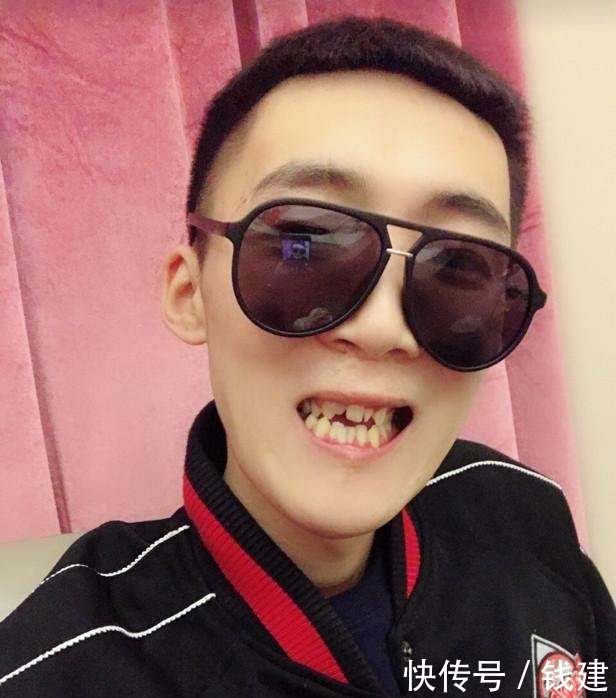 快手主播不断惹事,方丈徒弟被多人围堵,被毒