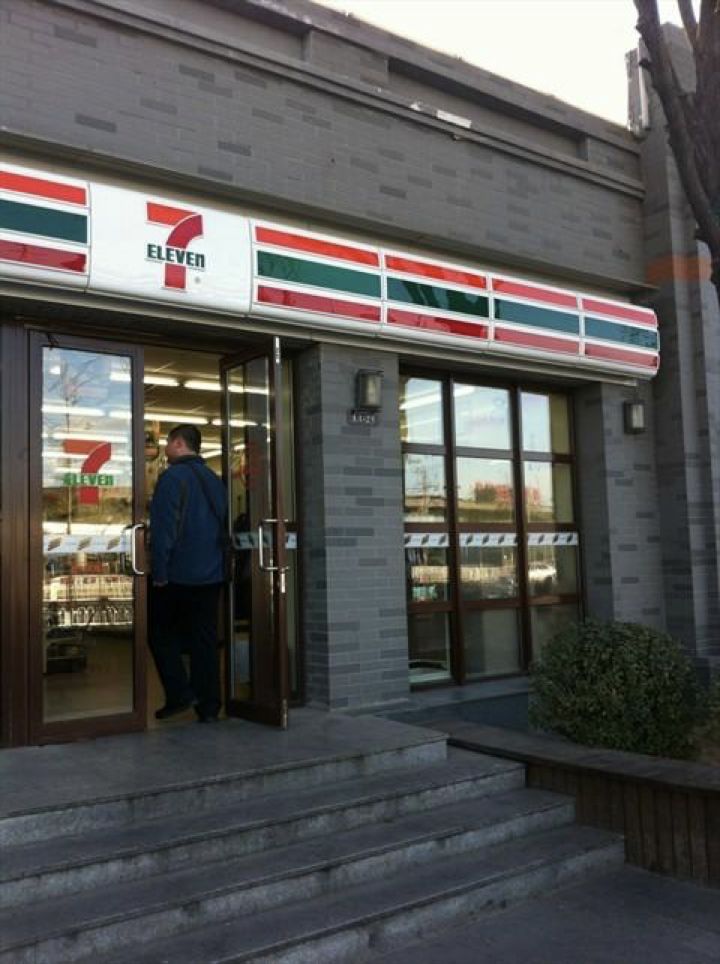 都说实体店开不下去了,可全家、罗森、7-11为什么越来越多?