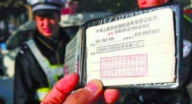 交警提示:即日起,开车有以下3种行为的,驾照将被自动降级!