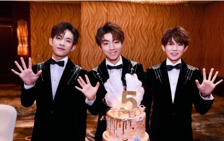 TFBOYS蜡像被吐槽：像的只有服装？他们现场表情成亮点！