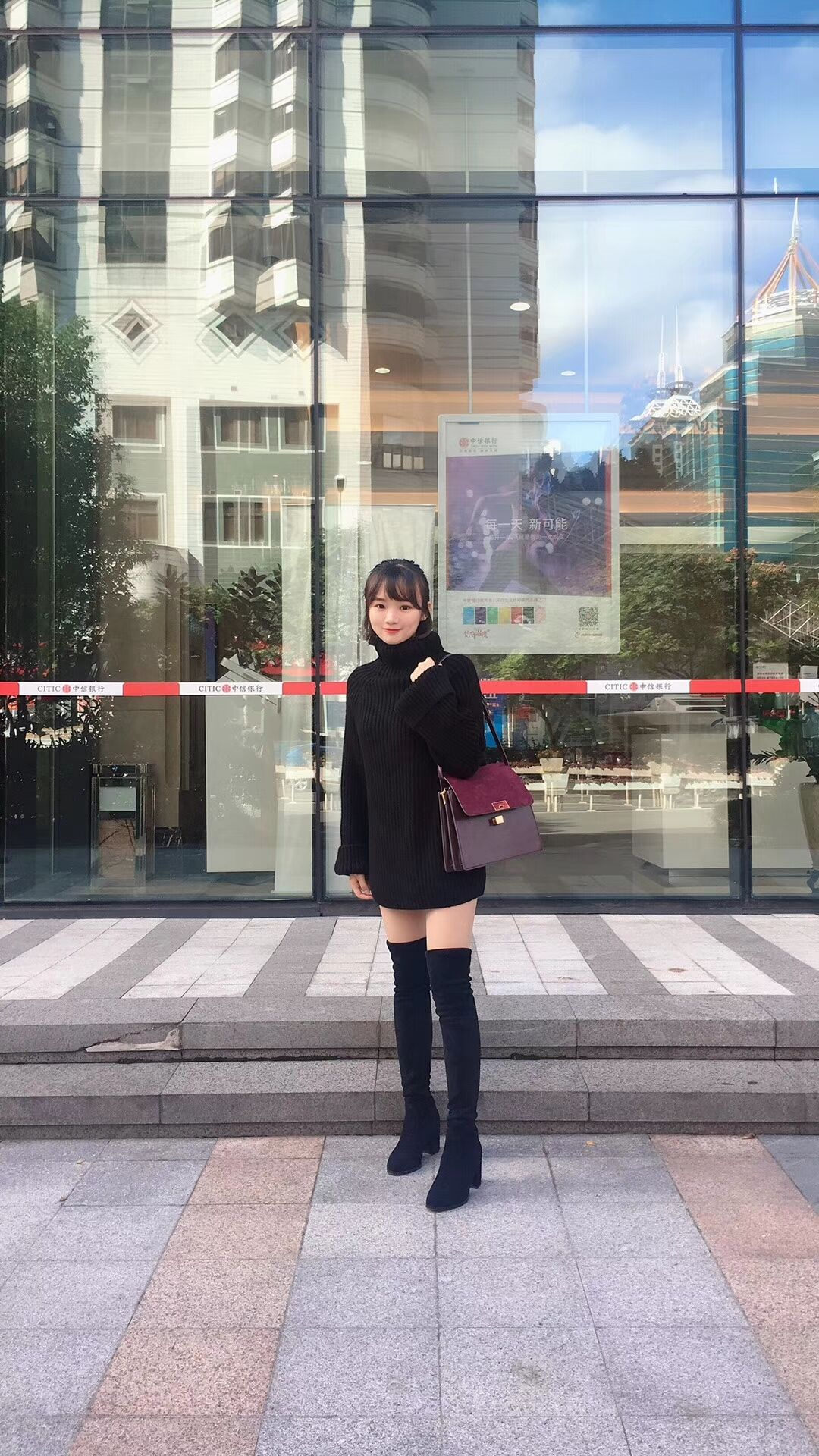 大学生小姐姐穿肉色丝袜和长筒靴逛街出门,冬酒店情趣内衣情趣图片
