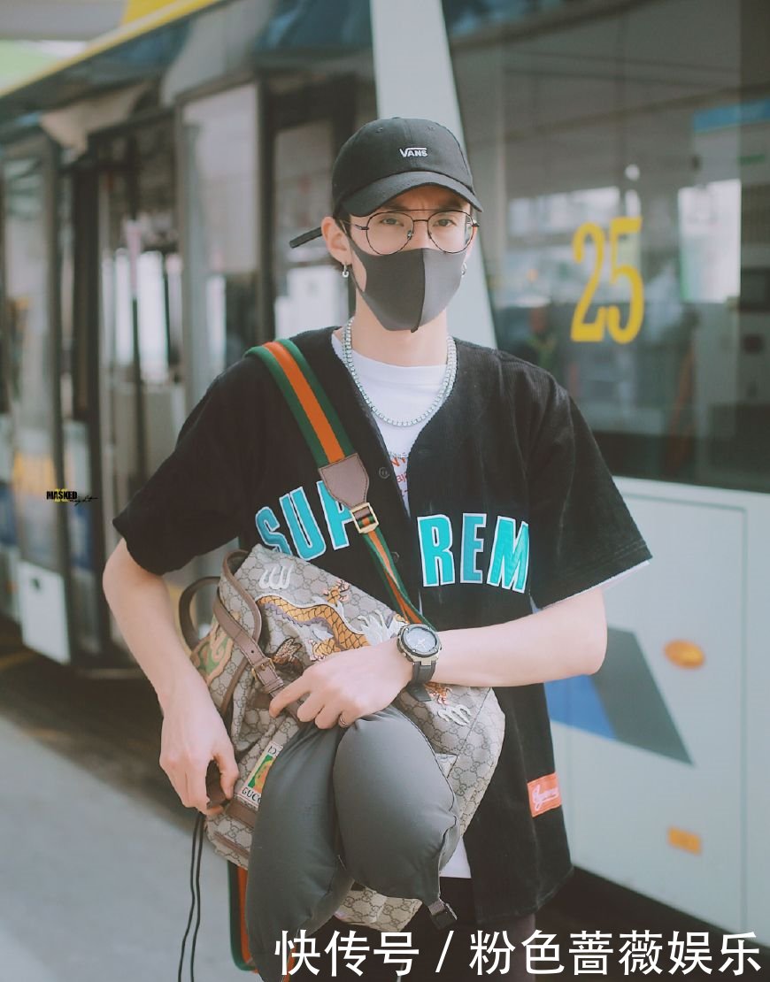 王鹤棣还没上飞机就把U型枕套在脖子上,粉丝们