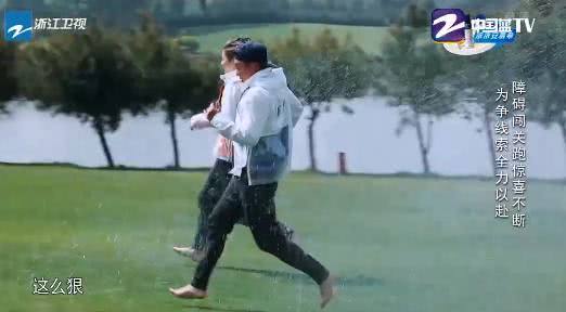 泥人糗态百出,郑恺全旋摔爆笑,谁注意到邓超的