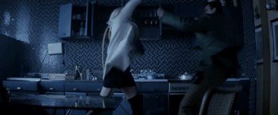 《极寒之城》塞隆壁咚,舌吻