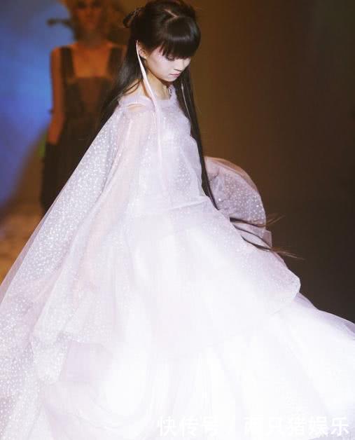 小彩旗商演捞金,赤脚仙姑除了兜圈不会其他,网