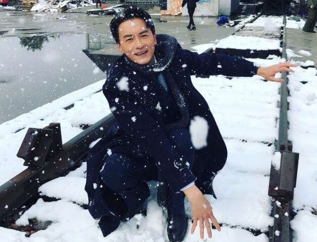 郑元畅晒玩雪照,称在南方的艳阳里大雪纷飞,引