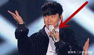 林俊杰跨年连唱4首歌,谁注意他手中的话筒?打