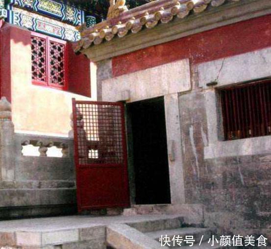 北京故宫的房屋数量据说是9999间半, 那半间是