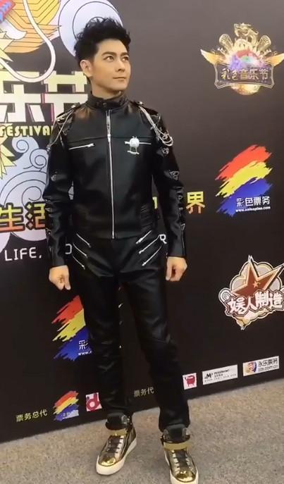 林志穎僵成「蠟像臉」凹造型都不自然,粉塗得賊厚也不往手上來點