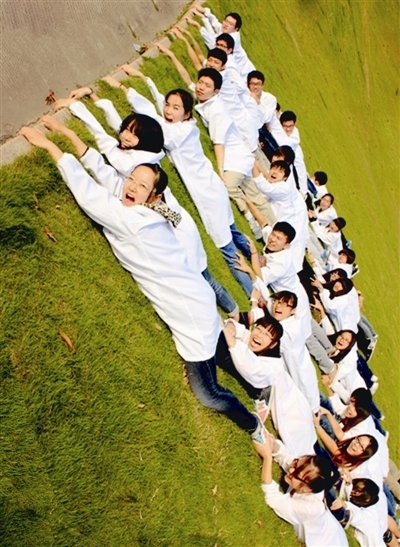 15人拍照队形怎么站才好看_360问答