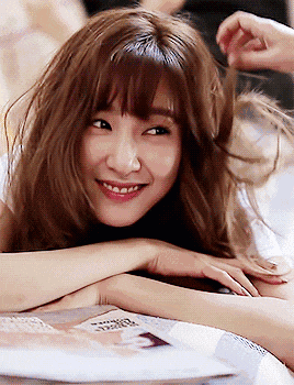 好温柔的姑娘,她的笑容好迷人哦!