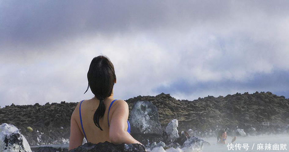 冰岛温泉，被众多美女占领，竟往脸上涂泥浆场面太费解!