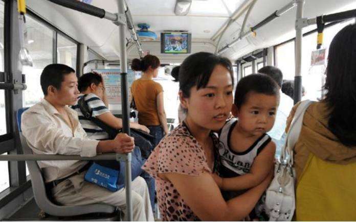 妈妈带2岁宝宝坐公交,宝宝一直哭闹,车上却无