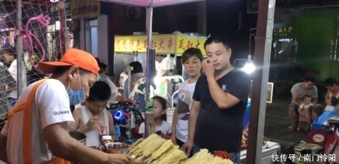东北才能吃到的“烧烤”,5元30串排队买,顾客:买完下不了嘴! 澳门皇冠游戏