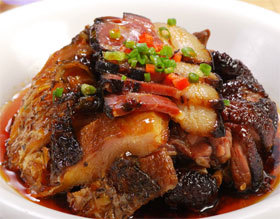1,腊鲤鱼味道偏咸,因此做腊味合蒸时,不宜再放盐调味,以免成菜过