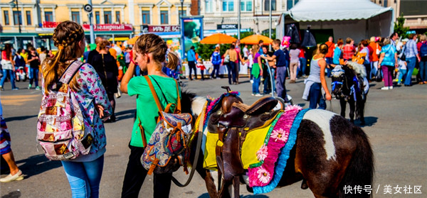 中俄朝交界的边境城市，满大街的美女随处可见，喜欢享受游客拍照