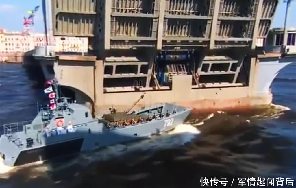 俄罗斯海军日阅兵式上演尴尬一幕:快速登陆艇