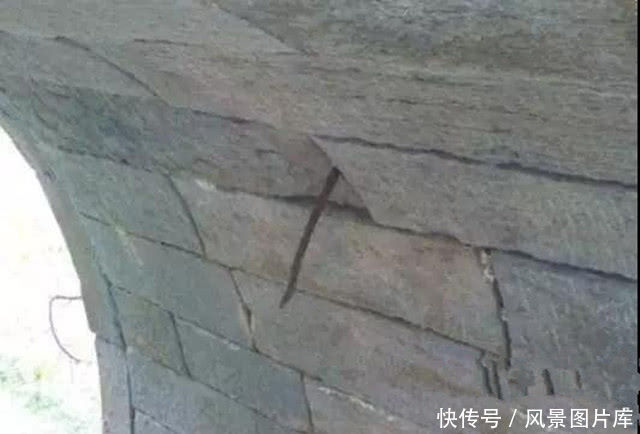 河南有一古桥,桥下插一把千年宝剑,几百年来没有人敢拿走!