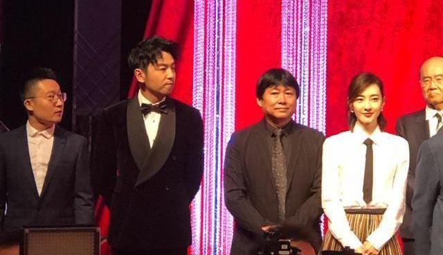 雷佳音、海清斩获金鹤奖,网友质疑含金量文化